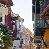 Balcones floridos y arquitectura colonial en Cartagena. Un destino donde es seguro viajar a Colombia y disfrutar de su encanto.