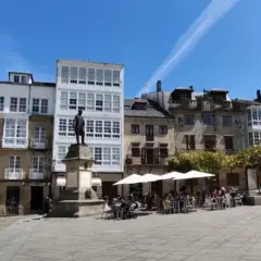 Plaza con estatuas y terrazas. Un lugar perfecto que ver en Viveiro para disfrutar del ambiente.