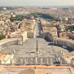 Vista aérea de la Plaza de San Pedro, ideal para tu itinerario de Roma en 4 días. El obelisco central y las columnatas crean un escenario impresionante.