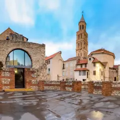 Ruinas antiguas y un campanario alto en Split, Croacia. Un lugar perfecto que ver en Split para explorar la historia.