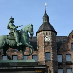 Estatua ecuestre frente al ayuntamiento de Düsseldorf. Un punto clave que ver en Düsseldorf para admirar la historia.
