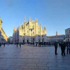 Plaza del Duomo de Milán con el sol de la tarde. Gente paseando, ideal para un free tour Milán.