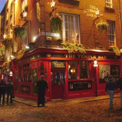 Noche en el Temple Bar, un lugar icónico para un free tour Dublin.