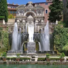 Cascada monumental en Villa d'Este, un lugar perfecto para excursiones desde Roma. Agua cayendo en terrazas, rodeada de vegetación y arquitectura renacentista.