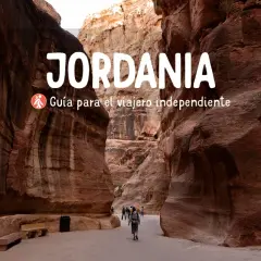 El Siq, la entrada a Petra, invita a viajar a Jordania. Un camino rocoso que te lleva a maravillas.