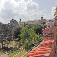 Vista panorámica de un pueblo con una iglesia gótica y un monasterio. Ideal para excursiones en Prague.