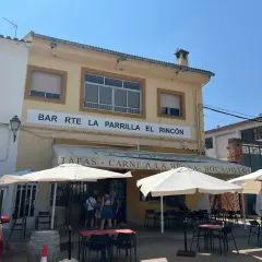 Bar Rte La Parrilla El Rincón, un lugar ideal donde comer en Morella. Ofrece tapas, carne a la brasa y bocadillos.
