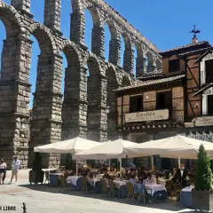 Terraza de Casa Candido junto al acueducto de Segovia, ideal para saber donde comer en Segovia bien y barato.