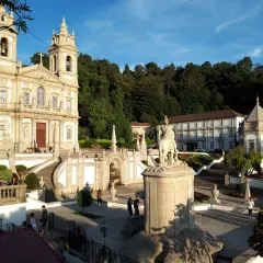 Impresionante Santuario do Bom Jesus do Monte, un lugar que ver en Braga, con su majestuosa iglesia, escalinatas barrocas y estatua ecuestre.