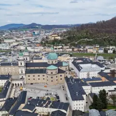 Vista aérea de Salzburgo, con la catedral y el río Salzach. Un lugar perfecto que ver en Salzburgo para disfrutar de su arquitectura.