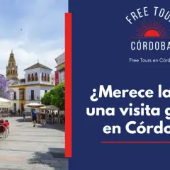 Plaza con mesas de terraza y la Mezquita-Catedral al fondo. Ideal para un free tour Córdoba.