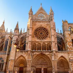 La Catedral de León, joya gótica, es un lugar perfecto para un **free tour León**. Admira sus rosetones y arbotantes.