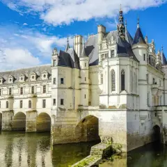 Castillo sobre el río, parte de la ruta de los castillos Francia. Arquitectura renacentista con torres y tejados puntiagudos.