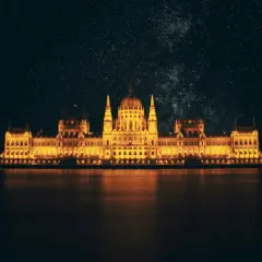 El Parlamento de Budapest iluminado bajo un cielo estrellado. ¡Qué maravilla! Y sí, se puede pagar en euros en Budapest.