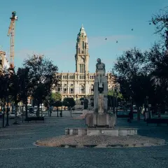 Plaza de la Libertad en Oporto, con el Ayuntamiento al fondo y una estatua. Ideal para un free tour Oporto.