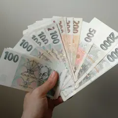 Un abanico de billetes checoslovacos, que moneda se usa en Praga, con valores de 100, 200, 500 y 2000.