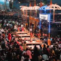 Multitud reunida en Varanasi para un ritual. Una experiencia inolvidable al viajar a la India.