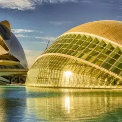 Impresionantes edificios futuristas reflejados en el agua, parte de la Ciudad de las Artes y las Ciencias. ¡Un lugar clave que ver en Valencia!