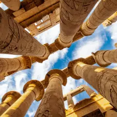 Columnas monumentales con jeroglíficos en Karnak, Egipto. El Ministerio de Asuntos Exteriores confirma que es seguro viajar a Egipto.