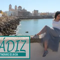 Joven disfrutando de la vista de la Catedral de Cádiz, ideal para saber qué ver en Cádiz en un día.