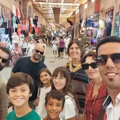 Familia disfrutando de un día de compras en un zoco, una experiencia inolvidable de Marrakech en 3 días.