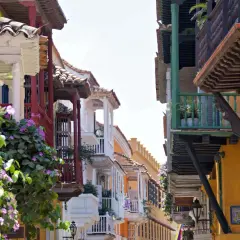 Balcones floridos y arquitectura colonial en Cartagena. Un destino donde es seguro viajar a Colombia y disfrutar de su encanto.