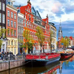 Canales de Ámsterdam, casas estrechas y barcos. Ideal para saber qué ver en Ámsterdam en 2 días.