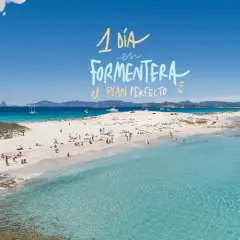 Playa paradisíaca con aguas turquesas y arena blanca. Gente disfrutando del sol. Ideal para saber qué ver en Formentera en un día.
