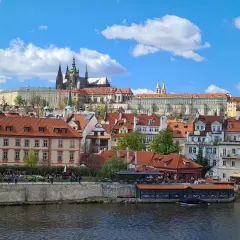 Vista panorámica de Praga con el castillo al fondo. Ideal para saber qué ver en Praga en 2 días.