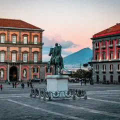 Plaza del Plebiscito en Nápoles, ideal para tu itinerario de qué ver en Nápoles en 3 días. El Vesubio al fondo.