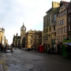 Calle adoquinada con edificios históricos y una iglesia gótica. Ideal para saber qué ver en Edimburgo en 2 días.