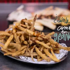 Tapa de berenjenas fritas con miel de caña, ideal para disfrutar de los restaurantes Granada mejor calidad-precio.
