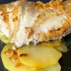 Pescado blanco a la plancha con patatas y ajo. Una opción deliciosa para saber donde comer en Lastres.