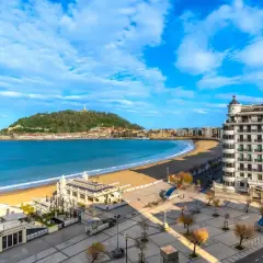 Vista panorámica de la bahía de la Concha en San Sebastián, ideal para un free tour San Sebastian.