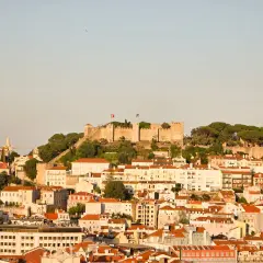 Vista panorámica de Lisboa con el castillo en la cima. Un plan perfecto para saber qué ver en Lisboa en 3 días.