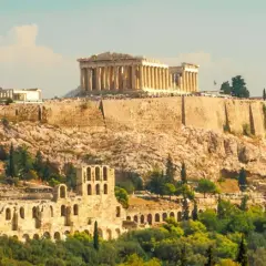 La Acrópolis de Atenas, un destino icónico para excursiones desde Atenas, se alza majestuosa sobre la ciudad.