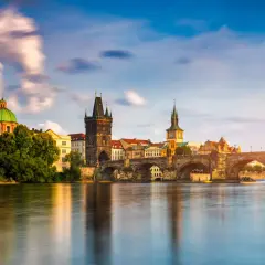 El Puente de Carlos y la arquitectura histórica de Praga reflejados en el río Moldava. Un plan perfecto para disfrutar de Praga en 3 días.