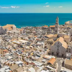 Vista aérea de Bari, Italia, con su impresionante catedral y el mar Adriático. ¡Qué maravilla de bari que ver!
