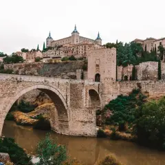 Puente de San Martín y Alcázar, vistas icónicas para saber qué ver en Toledo en un día.