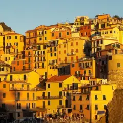Casas coloridas se aferran a un acantilado, un hermoso ejemplo de los monumentos de Italia bañados por el sol.