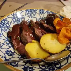 Delicioso solomillo con patatas y chips de boniato. ¡Una gran opción para saber donde comer en Albarracín!