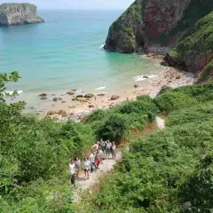 Un grupo de amigos explora una ruta costera, un plan perfecto para saber qué ver en Asturias en una semana.