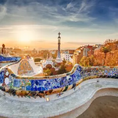 Bancos de mosaico coloridos en el Parque Güell, ideal para planificar qué ver en Barcelona en 3 días.