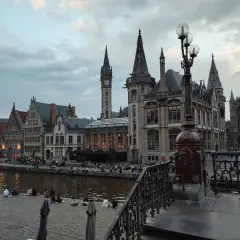 Gante, Bélgica: edificios históricos junto al río, gente sentada en la orilla. Un lugar ideal que ver en Bélgica.