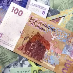 Billetes de la moneda de Marruecos, con el número 100 destacado, mostrando diseños intrincados y el texto "Bank Al-Maghrib".