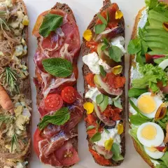 Cuatro tostadas gourmet: pulled pork, jamón serrano, higos y aguacate. ¡Ideas para comer en Santa Cruz de Tenerife!