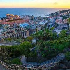 Jardín exótico con vistas a la ciudad y al mar. Descubre qué ver en Mónaco desde este balcón natural lleno de cactus y vegetación exuberante.