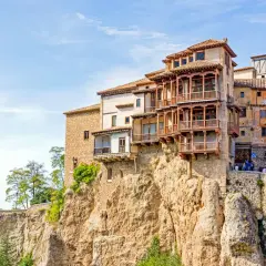 Casas Colgadas de Cuenca, un espectáculo para un free tour Cuenca. Edificios suspendidos sobre un precipicio rocoso.