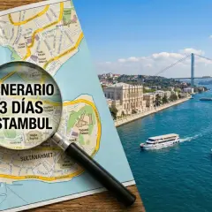 Planifica tu itinerario de 3 días en Estambul con este mapa y lupa, mientras admiras el Bósforo y sus barcos.