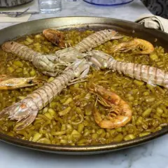 Arroz a banda con langostinos y cigalas, un manjar para comer en Gandía.